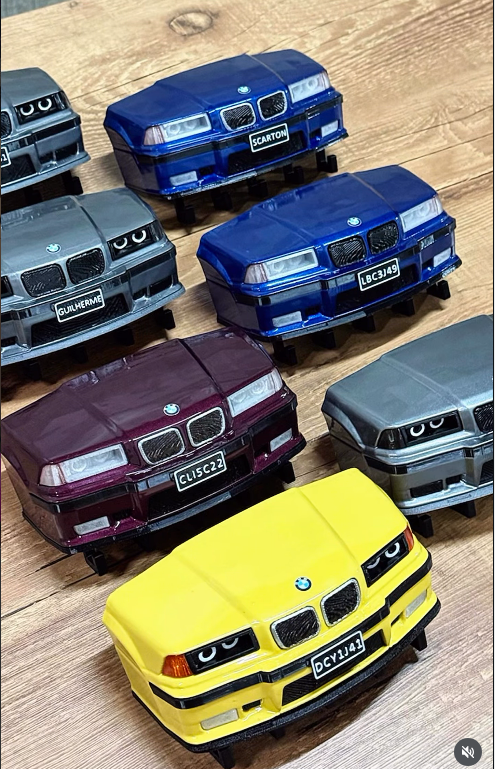 Porta-chaves em formato de frente de BMW, em diferentes cores e placas personalizadas